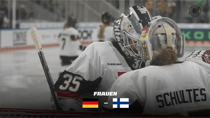 Screenshot Zwei Spielerinnen berühren ihre Helme bei der Eishockey-Weltmeisterschaft