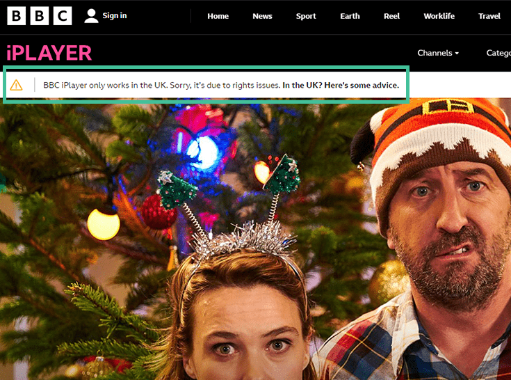 captura de tela mostrando o aviso de indisponibilidade do bbc iplayer. o serviço funciona com uma restrição geográfica que impede usuários de fora do reino unido de assistirem bbc ao vivo online grátis